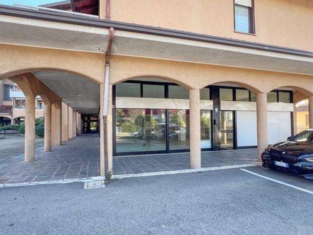 Locale Commerciale in affitto a Monte, Solbiate Arno
