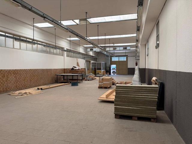 Locale Commerciale in affitto a Monte, Solbiate Arno