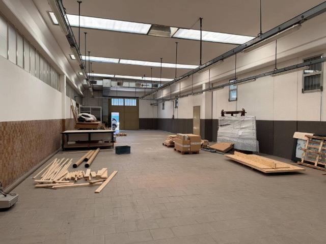 Locale Commerciale in affitto a Monte, Solbiate Arno