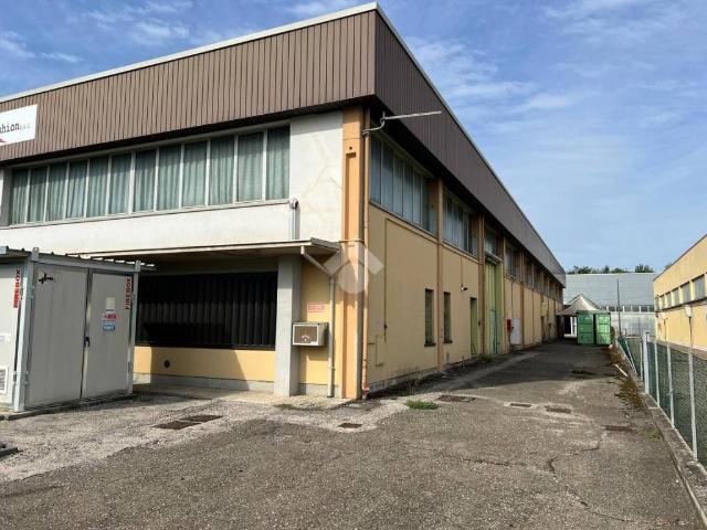 Locale Commerciale in affitto a Unione delle Terre d'Argine, Soliera