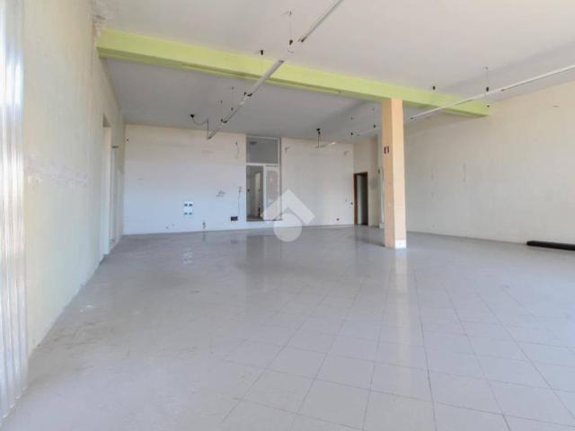 Locale Commerciale in affitto a Solza, Lombardia