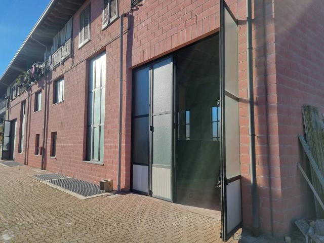 Locale Commerciale in affitto a Somma Lombardo, Lombardia