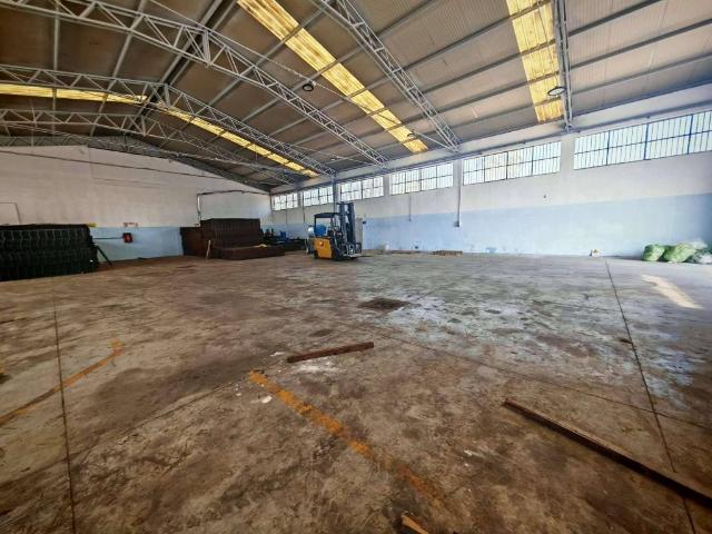 Locale Commerciale in affitto a Somma Vesuviana, Campania