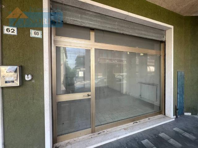 Locale Commerciale in affitto a Sommacampagna, Caselle