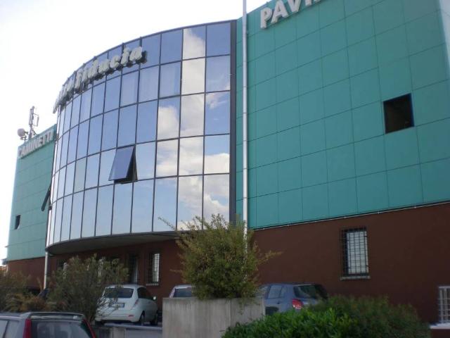 Locale Commerciale in affitto a Sommacampagna, Veneto