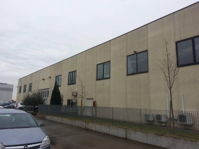 Locale Commerciale in affitto a Sona, Canova