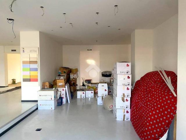 Locale Commerciale in affitto a Sona, Canova