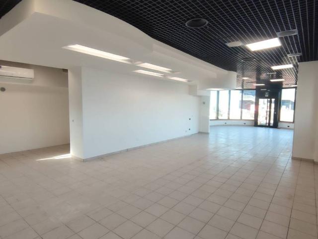 Locale Commerciale in affitto a Sona, Canova