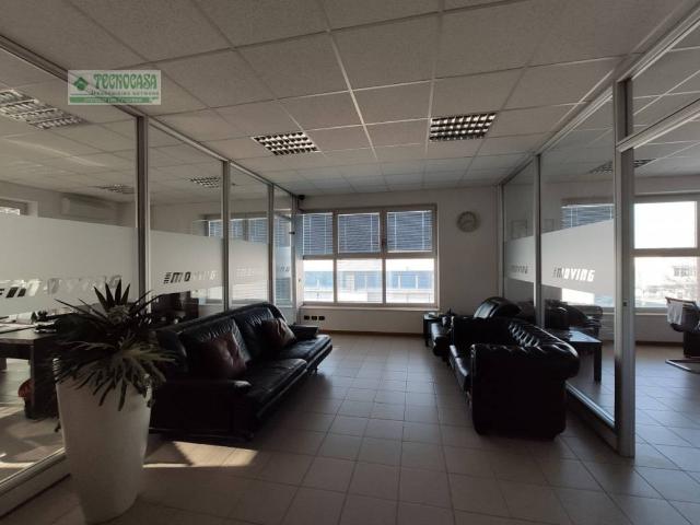 Locale Commerciale in affitto a Sona, Canova