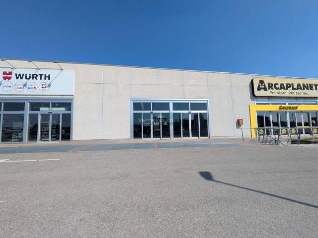 Locale Commerciale in affitto a Bussolengo, Veneto