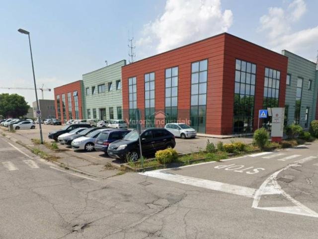 Locale Commerciale in affitto a Sona, Canova