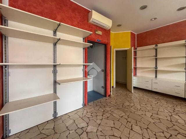 Locale Commerciale in affitto a Sorisole, Lombardia
