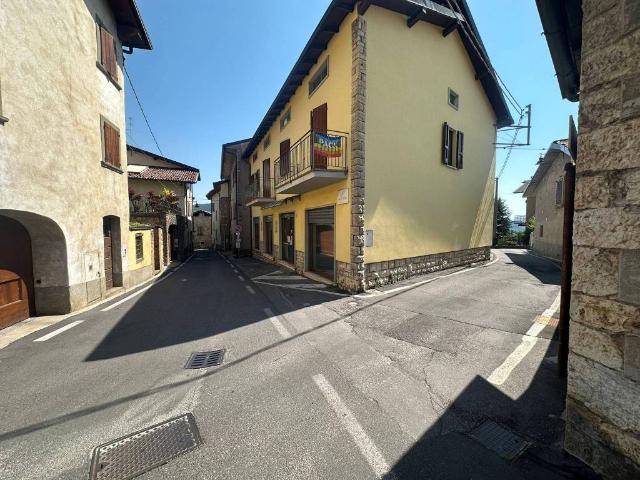 Locale Commerciale in affitto a Azzonica, Sorisole