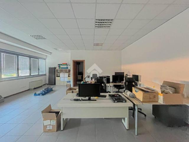 Locale Commerciale in affitto a Unione di comuni Terre di Castelli, Spilamberto