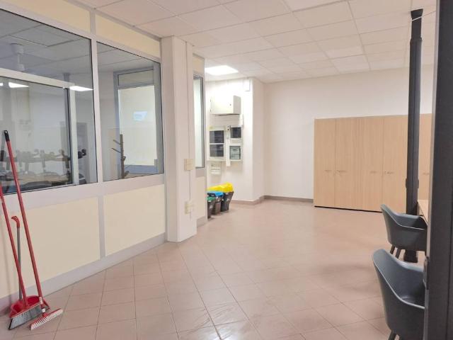 Locale Commerciale in affitto a Unione di comuni Terre di Castelli, Spilamberto