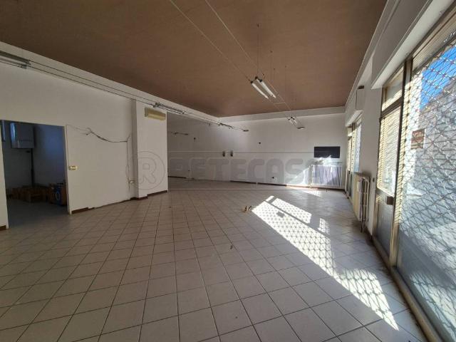 Locale Commerciale in affitto a Spinadesco, Lombardia