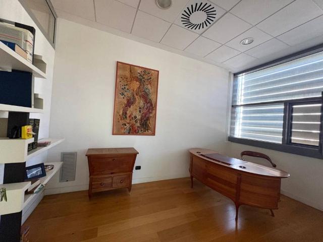 Locale Commerciale in affitto a Fornase, Spinea