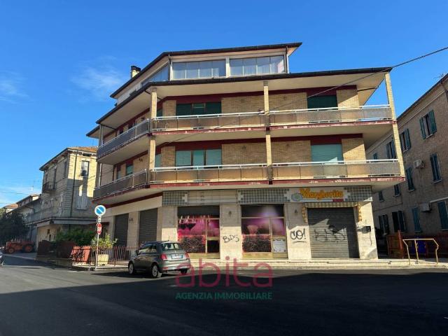 Locale Commerciale in affitto a Marche, Ascoli Piceno