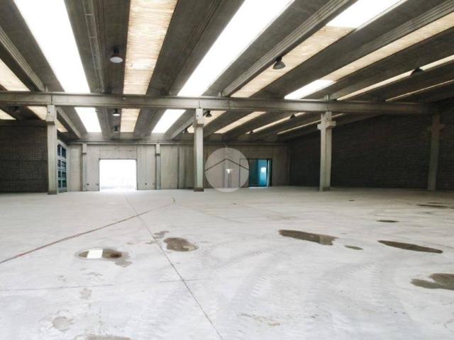 Locale Commerciale in affitto a Spirano, Lombardia