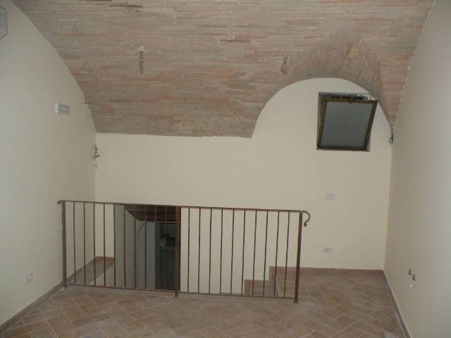 Locale Commerciale in affitto a Spoleto, Umbria