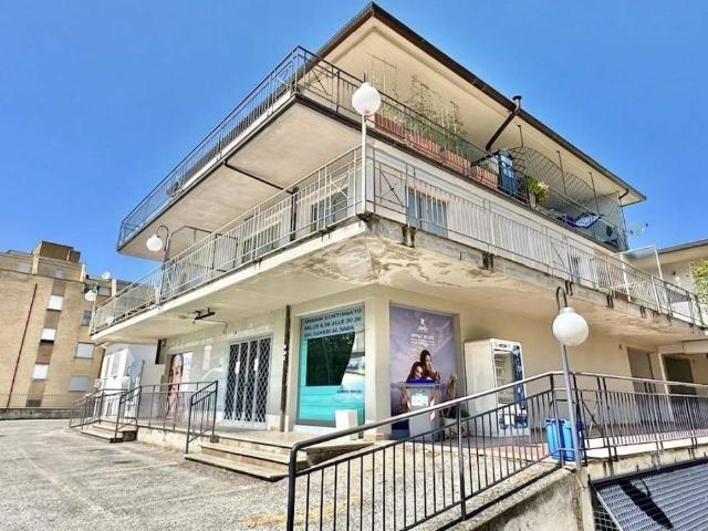 Locale Commerciale in affitto a Spoleto, Umbria