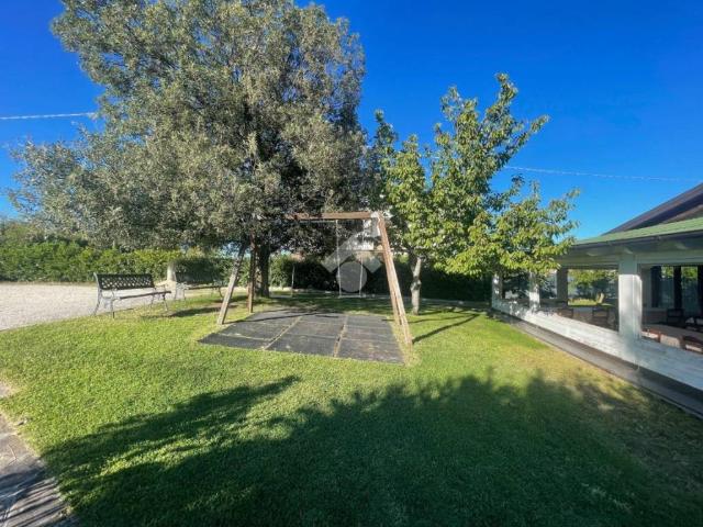 Locale Commerciale in affitto a Villa Raspa, Spoltore