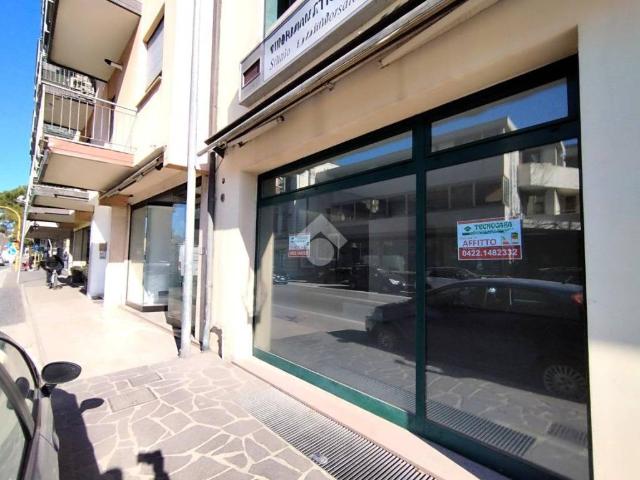Locale Commerciale in affitto a Spresiano, Veneto