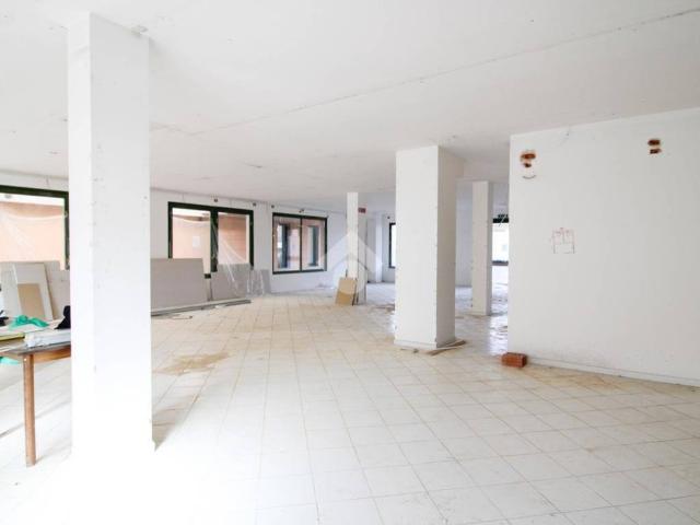 Locale Commerciale in affitto a Stezzano, Lombardia