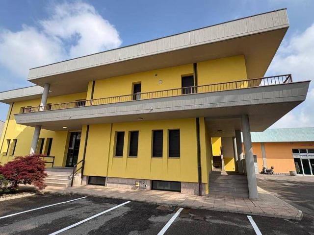 Locale Commerciale in affitto a Stezzano, Lombardia