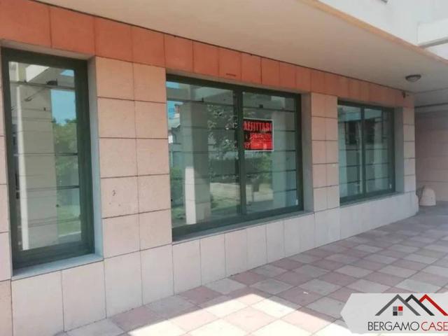 Locale Commerciale in affitto a Stezzano, Lombardia