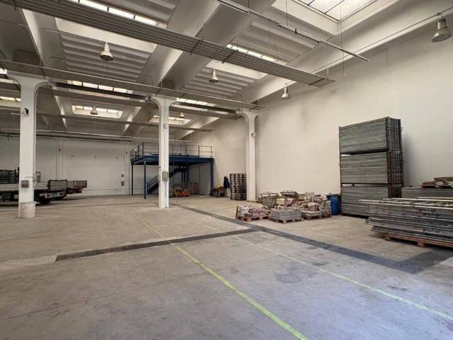 Locale Commerciale in affitto a Stezzano, Lombardia