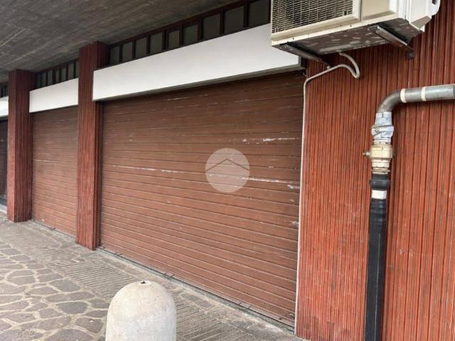 Locale Commerciale in affitto a Stezzano, Lombardia