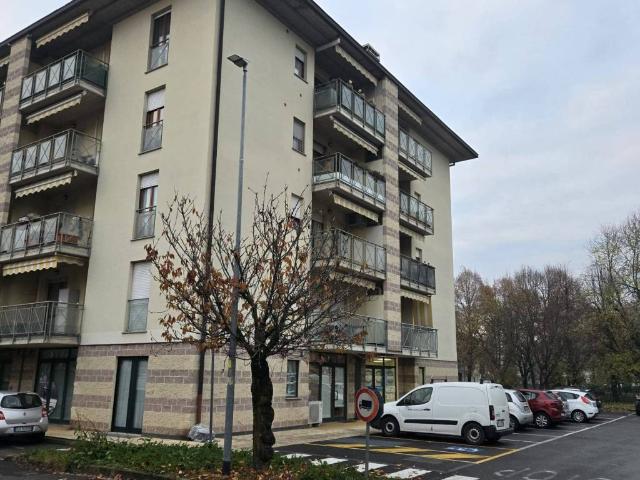 Locale Commerciale in affitto a Stezzano, Lombardia