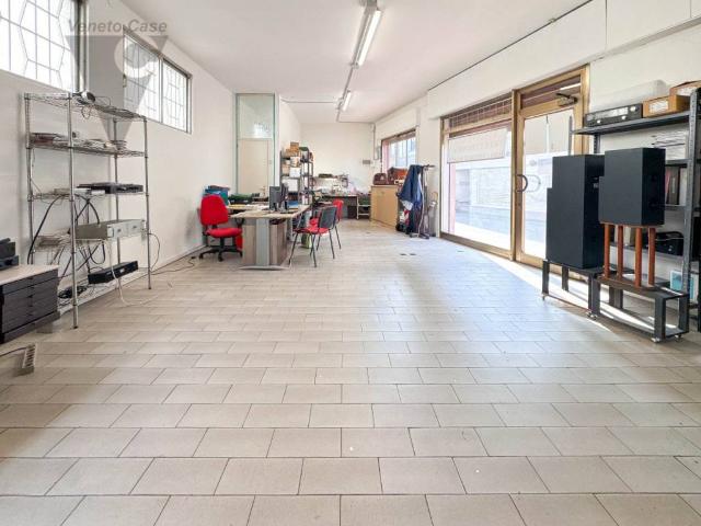 Locale Commerciale in affitto a Stra, Veneto