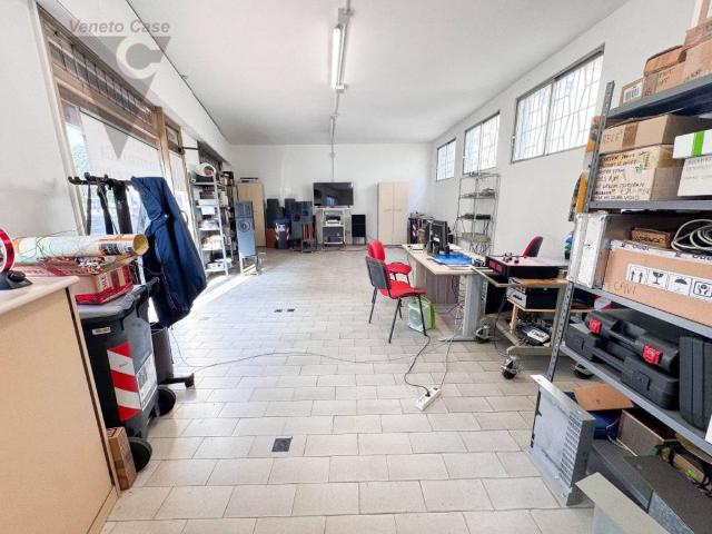 Locale Commerciale in affitto a Stra, Veneto