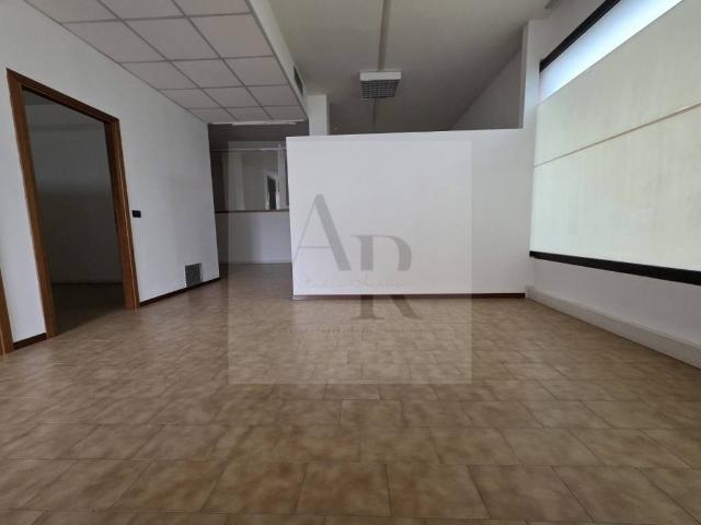 Locale Commerciale in affitto a Stra, Veneto