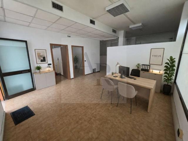 Locale Commerciale in affitto a Stra, Veneto