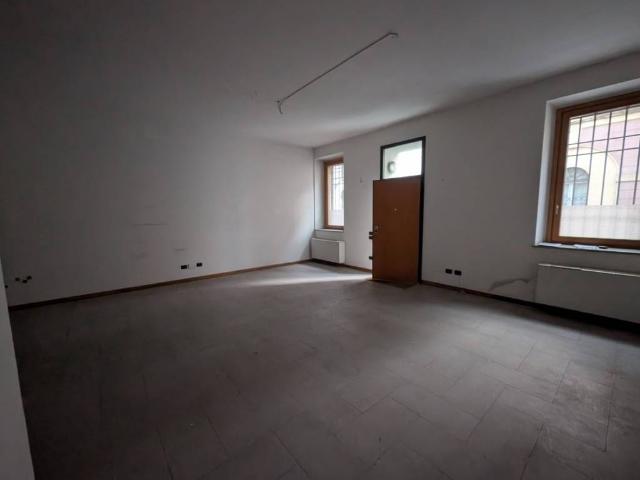 Locale Commerciale in affitto a Stradella, Lombardia