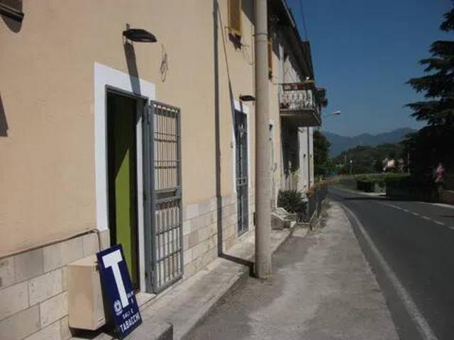 Locale Commerciale in affitto a Stroncone, Umbria