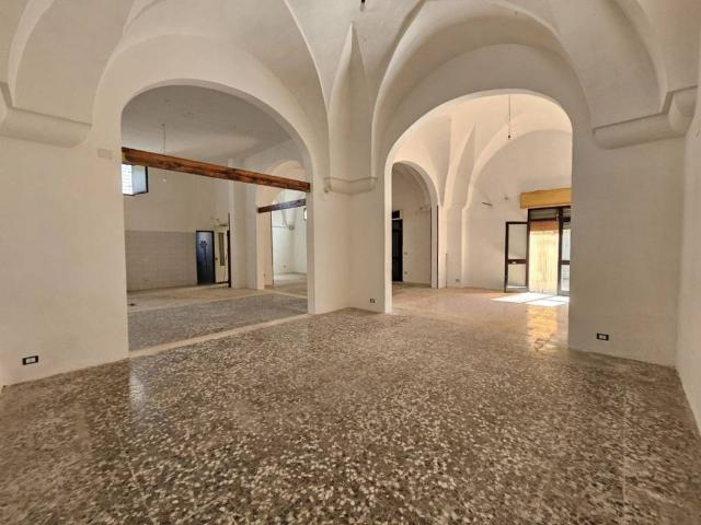 Locale Commerciale in affitto a Puglia, Lecce