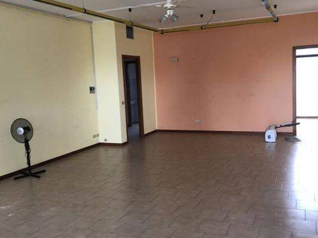 Locale Commerciale in affitto a Suzzara, Lombardia