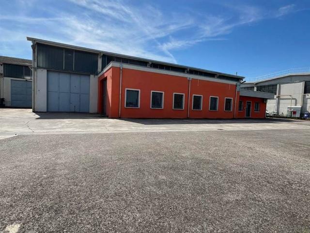 Locale Commerciale in affitto a Suzzara, Lombardia