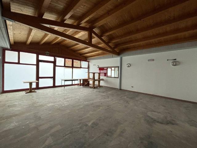 Locale Commerciale in affitto a Taglio Di Po, Veneto