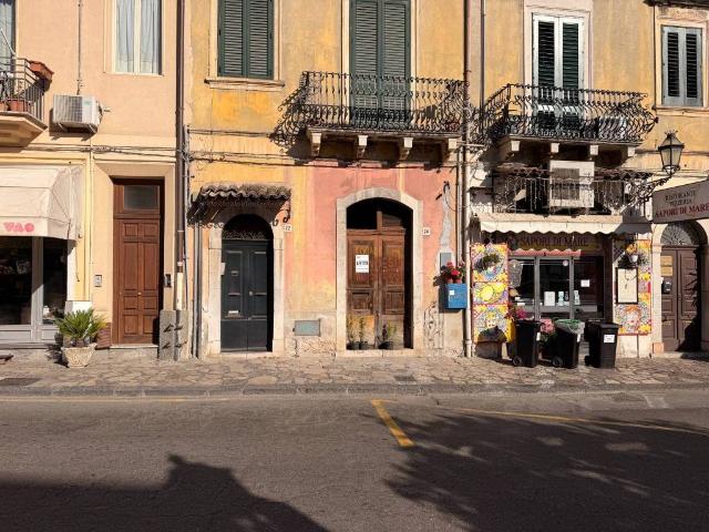 Locale Commerciale in affitto a Taormina, Sicilia