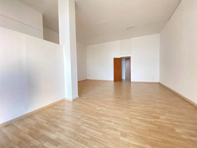 Locale Commerciale in affitto a Puglia, Taranto