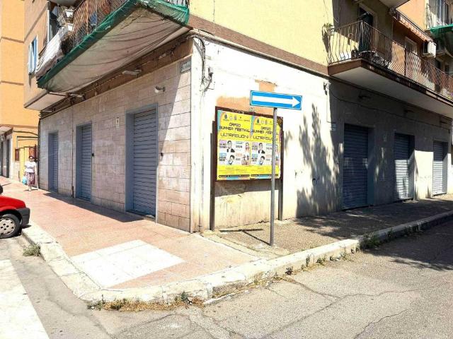 Locale Commerciale in affitto a Puglia, Taranto