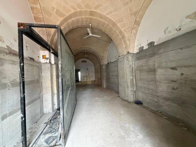 Locale Commerciale in affitto a Puglia, Taranto
