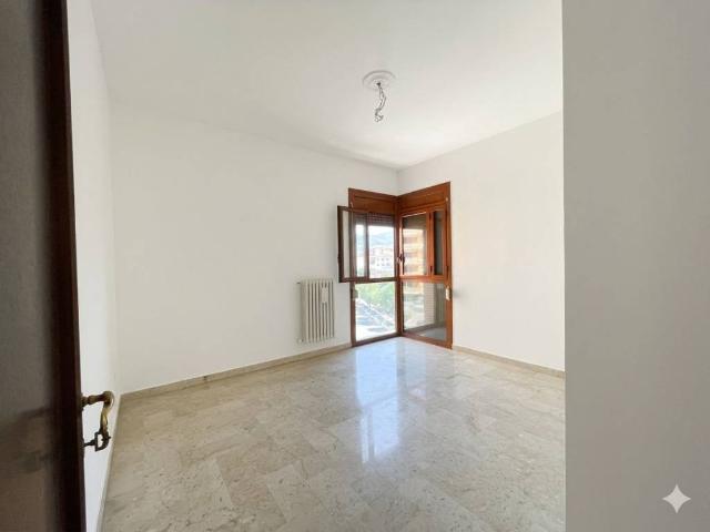 Locale Commerciale in affitto a Puglia, Taranto