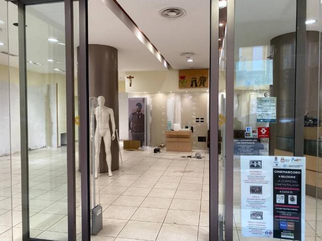 Locale Commerciale in affitto a Puglia, Taranto