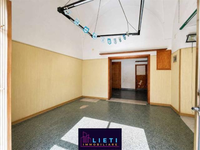 Locale Commerciale in affitto a Puglia, Taranto